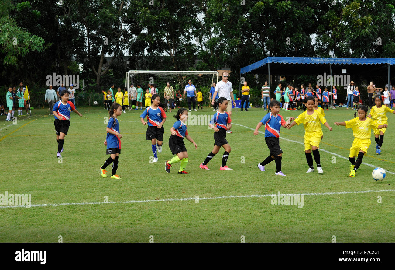 Le ragazze di una scuola calcio di torneo in Thailandia Foto Stock