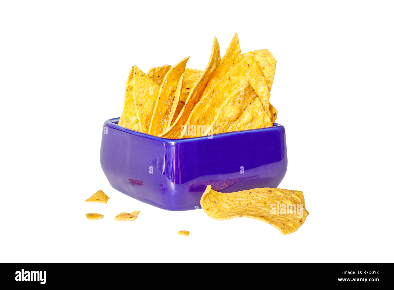 Corn chips nachos in un blu vaso in ceramica su uno sfondo bianco. Vista laterale. Isolato Foto Stock