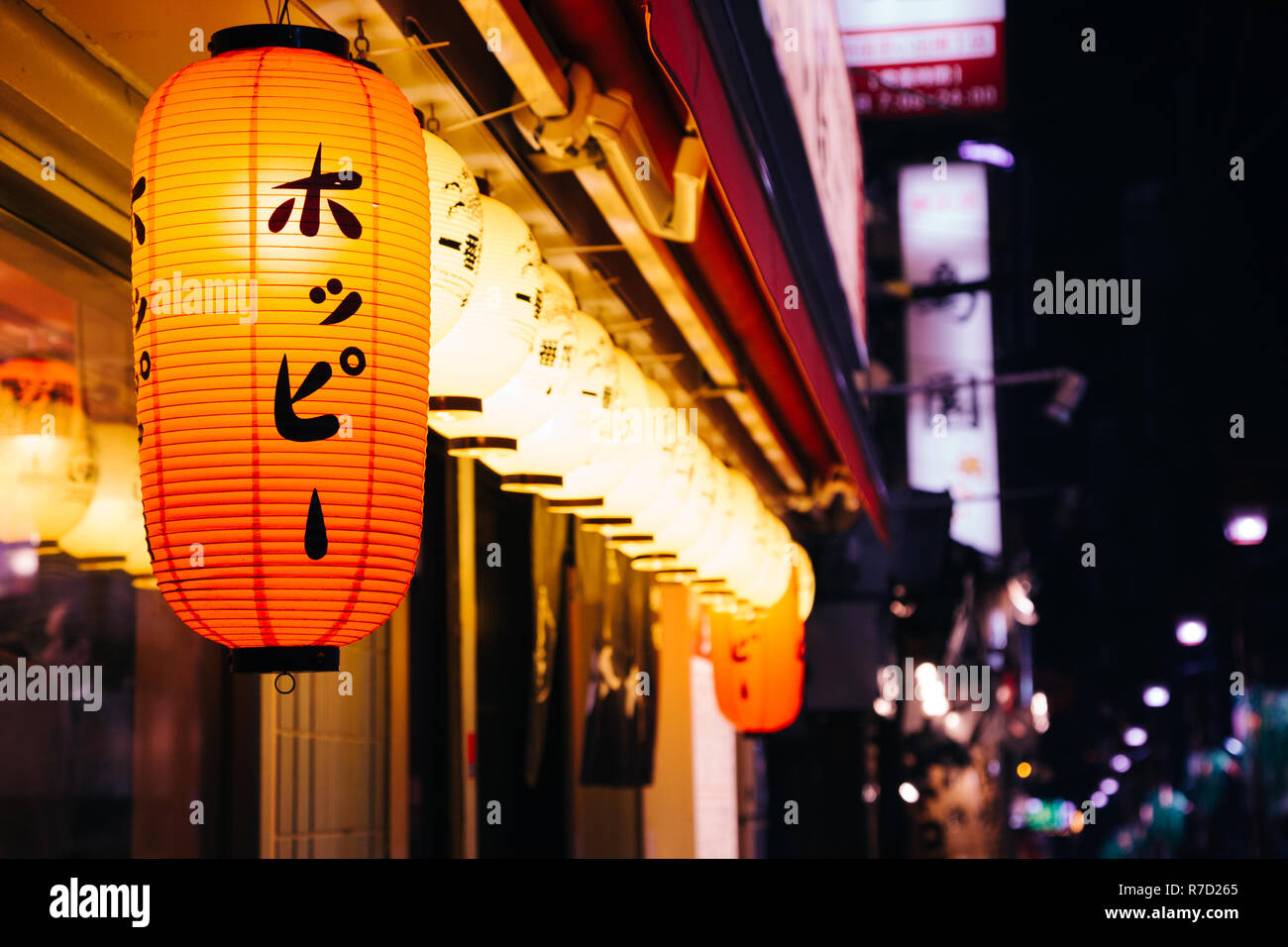 Tokyo, Giappone - 25 Novembre 2018 : luce rossa lanterna del Bar e ristorante a Shinjuku Omoide Yokocho Foto Stock