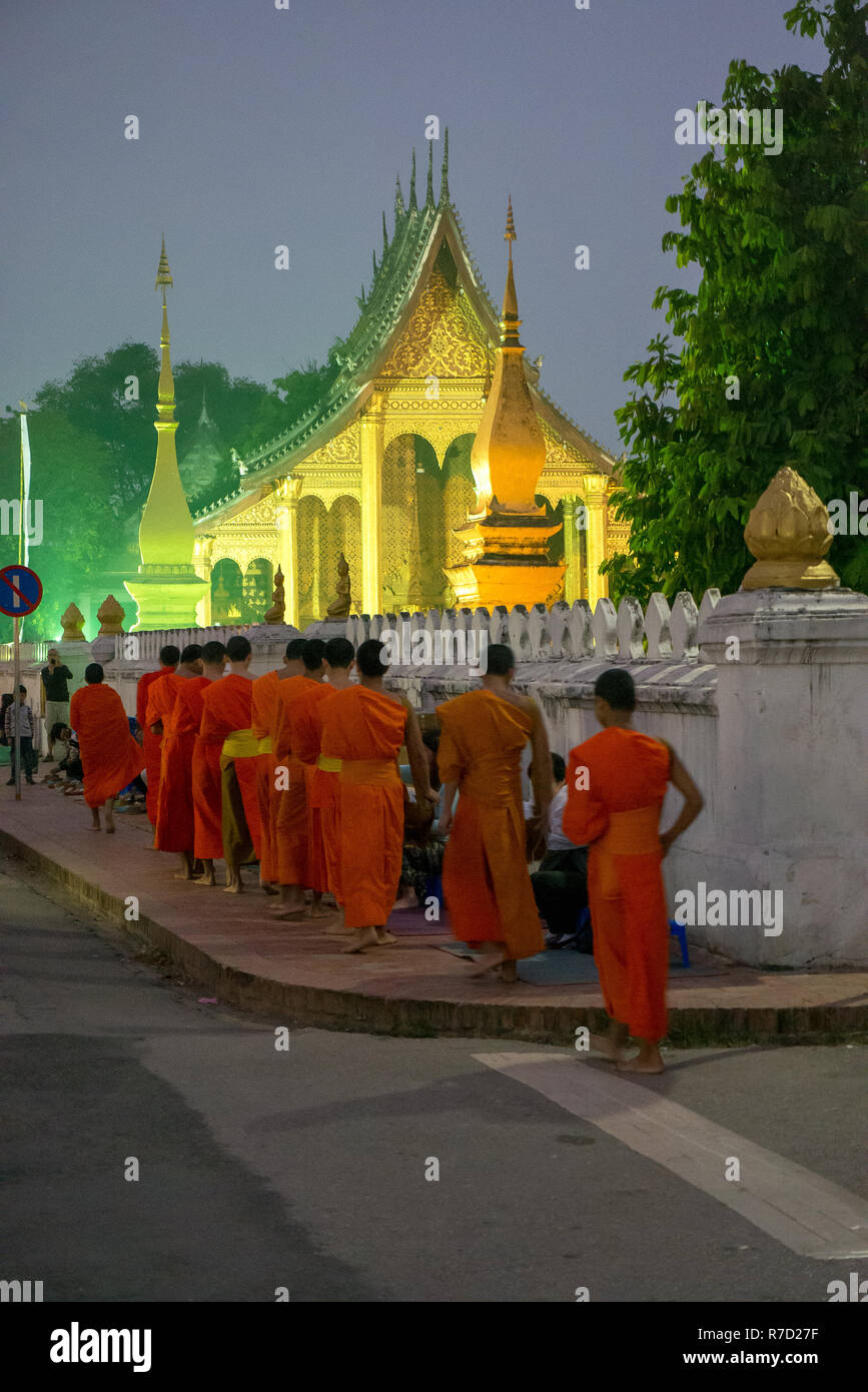 Luang Prabang. Febbraio 6, 2016. Monaci che raccolgono la mattina alms a Luang Prabang. La città è un sito patrimonio mondiale dell'UNESCO in Laos Foto Stock