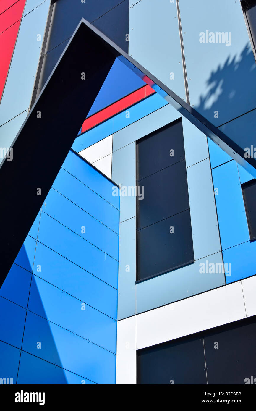 Moderno edificio di architettura dettaglio & struttura astratta di forma angolare linee geometriche forme modello colore triangoli rettangoli e ombre England Regno Unito Foto Stock
