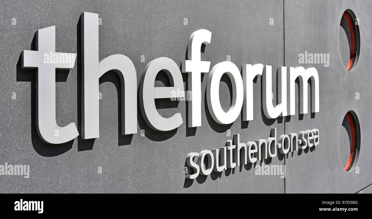 Close up lettere nel segno del Forum sulla costruzione di Southend on Sea che ha higher education learning resources & biblioteca moderna costruzione di Essex England Regno Unito Foto Stock