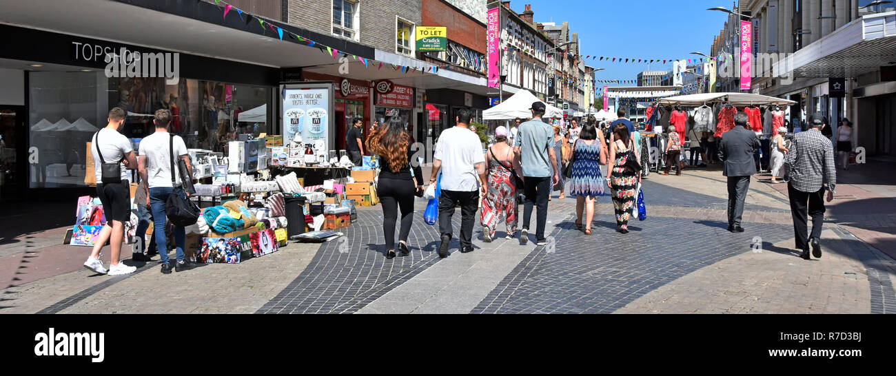Torna estate vista della gente che cammina lastricata strada pedonale dello shopping via alta di stallo del mercato & retail business negozi giornata estiva Southend REGNO UNITO Foto Stock