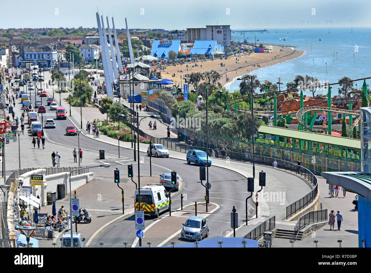 Guardando verso il basso vista da sopra Southend on sea holiday resort sul mare lungomare spiaggia & fiera promenade estuario del Tamigi Essex Coast Inghilterra REGNO UNITO Foto Stock