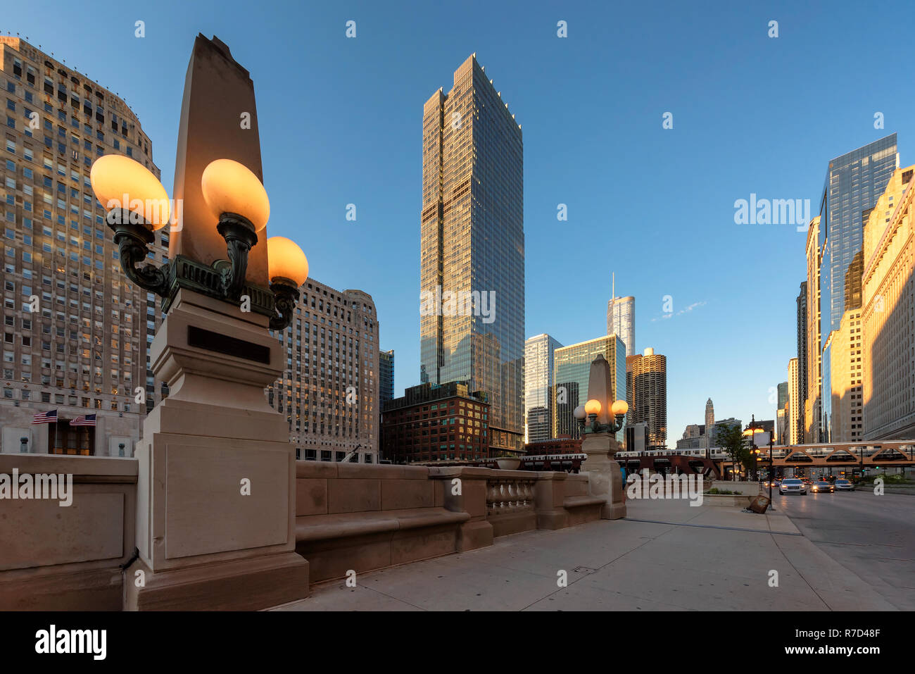 Chicago passeggiata nel centro cittadino di Chicago e del fiume Chicago al tramonto. Chicago, Illinois. Foto Stock