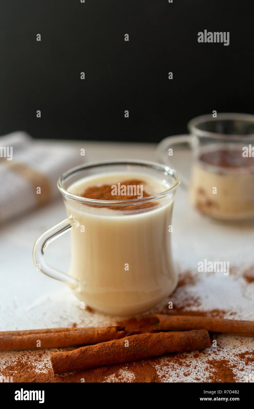 Tradizionale bevanda turca; sahlep.salep è una bevanda calda di giornate invernali e due bicchieri di vetro sono su sfondo bianco. Foto Stock