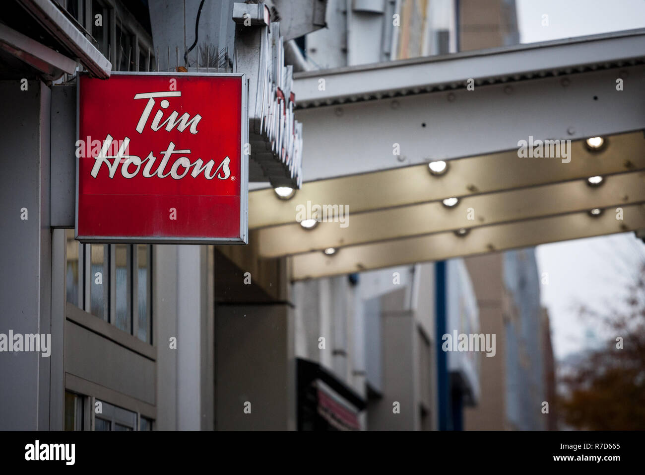 MONTREAL, Canada - 5 Novembre 2018: Tim Hortons logo nella parte anteriore di uno dei loro ristoranti a Montreal, in Quebec. Tim Hortons è una caffetteria e un fast food può Foto Stock