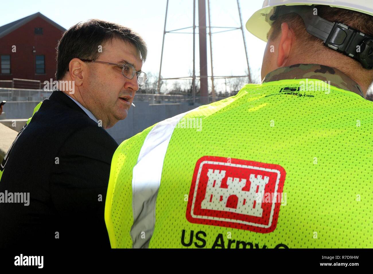 L' onorevole Robert Wilkie, segretario degli affari di veterani, ricevere un progetto di costruzione aggiornamento breve nov. 27, dal Project Engineer Capt. Garrett Anderson durante Wilkie la visita al Jack C. Montgomery VA Medical Center di Muskogee, Okla. Foto Stock