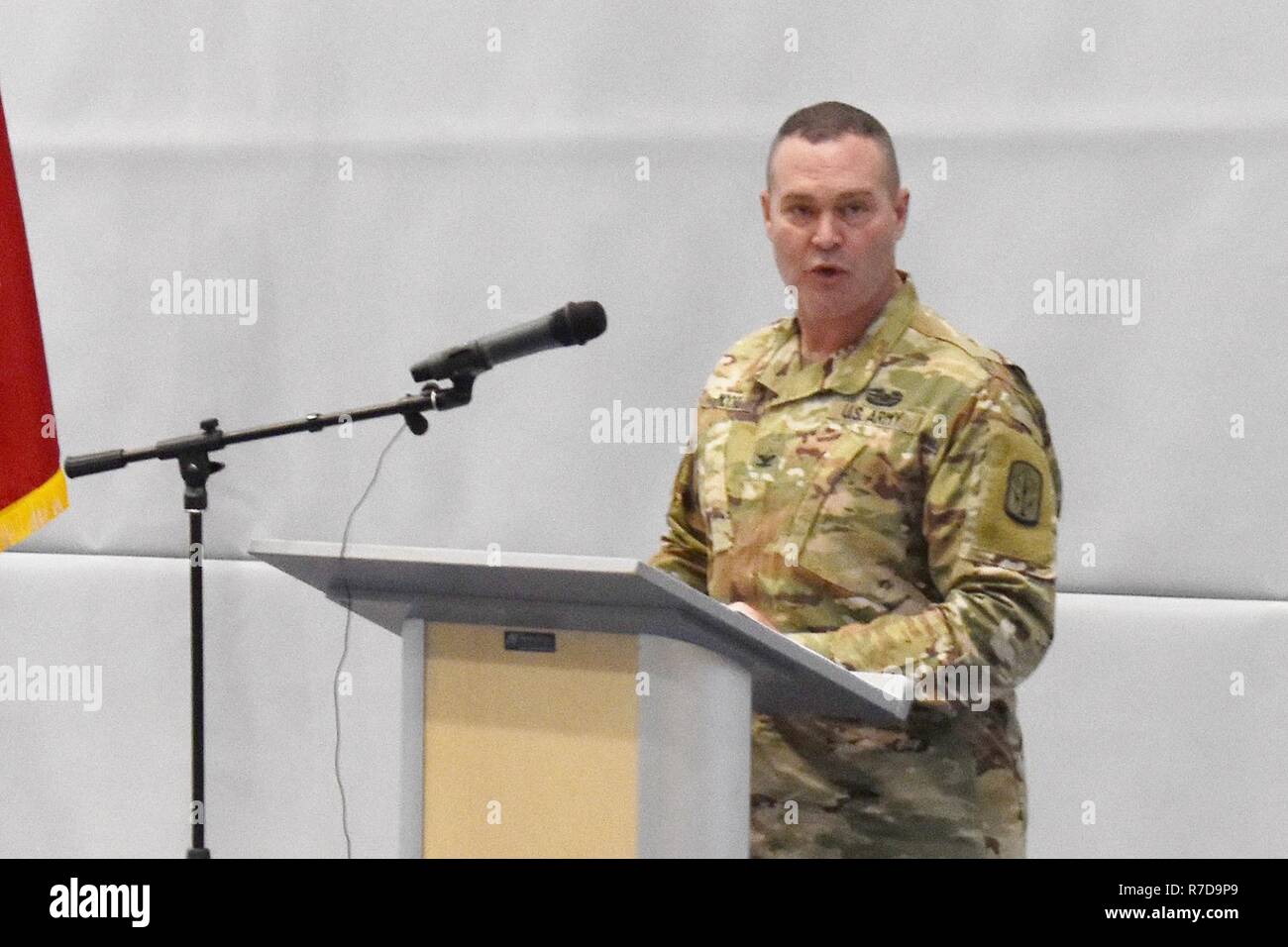 Col. Thomas E. Moore, commander, 174ma la difesa aerea brigata di artiglieria, Ohio Army National Guard, parla durante un trasferimento di autorità cerimonia su Katterbach Kaserne, nov. 28, 2018. Col. Richard A. Wholey Jr., commander, 678th ADA BDE, Carolina del Sud esercito nazionale Guard, lasciò il comando della missione di Moore. Foto Stock