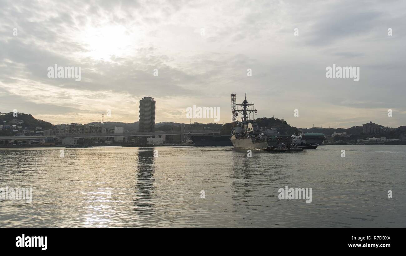 Il Arleigh Burke-class missile destroyer USS Barry (DDG 52) è tirato verso un molo dopo la partenza da un bacino di carenaggio di Commander, le attività della flotta Yokosuka. Barry è uscire il dock dopo un esteso periodo di mantenimento al fine di sostenere la nave è la sua capacità di servire come un forward-asset distribuiti negli Stati Uniti 7 flotta area di operazioni. Foto Stock