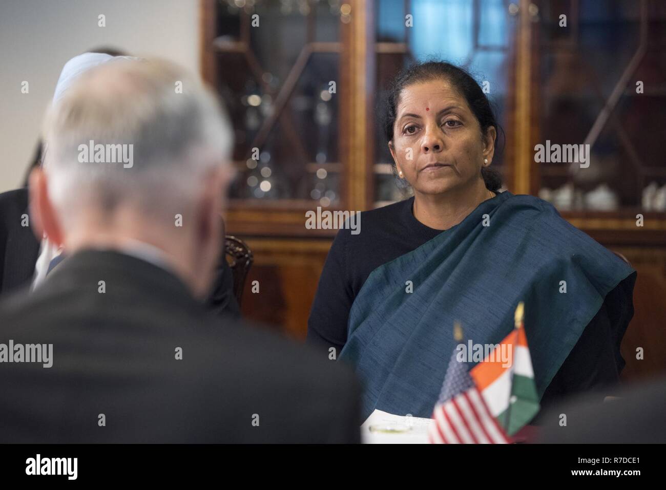 Il Segretario della Difesa James. N. Mattis ha un incontro bilaterale con il Ministro indiano della difesa Nirmala Sitharaman al Pentagono su dicembre 3, 2018 a Washington D.C. (DoD Foto Stock