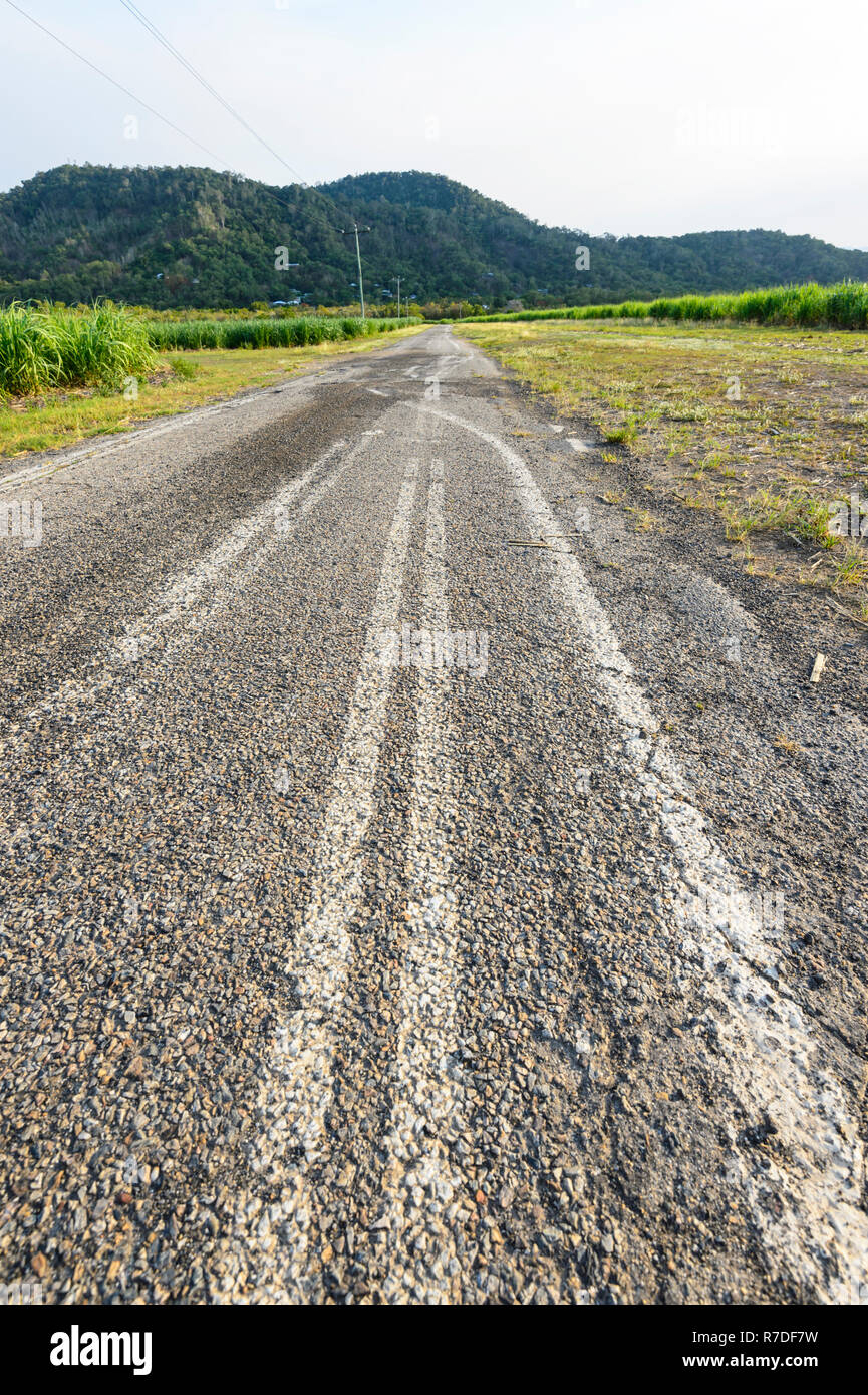 In disuso strada rurale utilizzato per testare la marcatura attrezzature per la manutenzione stradale, Cairns, estremo Nord Queensland, FNQ, QLD, Australia Foto Stock