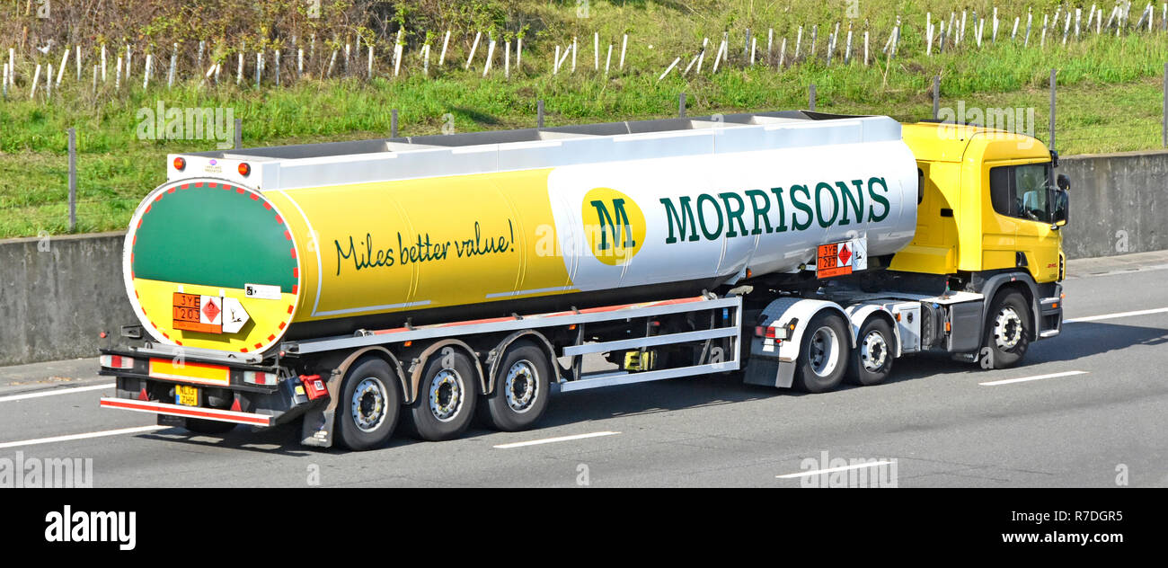 Morrisons supermercati della catena di alimentazione camion Truck Transport Logistics & articolata del carburante diesel benzina tanker servizio consegna autostrada Essex England Regno Unito Foto Stock