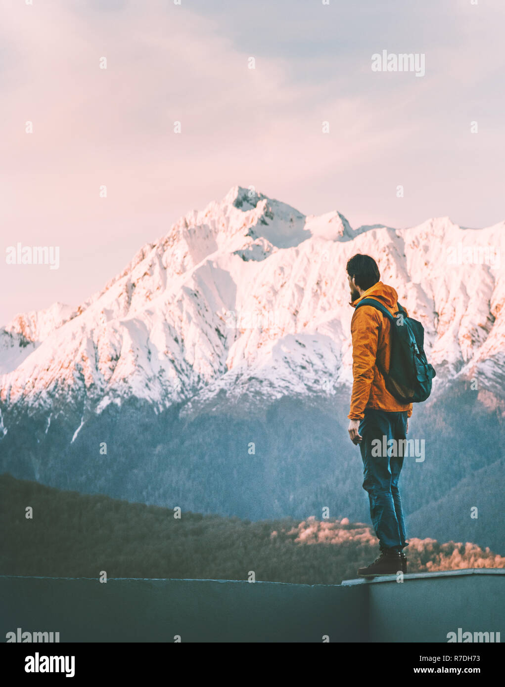 L'uomo avventuriero da solo godersi il tramonto vista montagne uno stile di vita attivo vacanze invernali outdoor avventura trekking viaggio solista Foto Stock