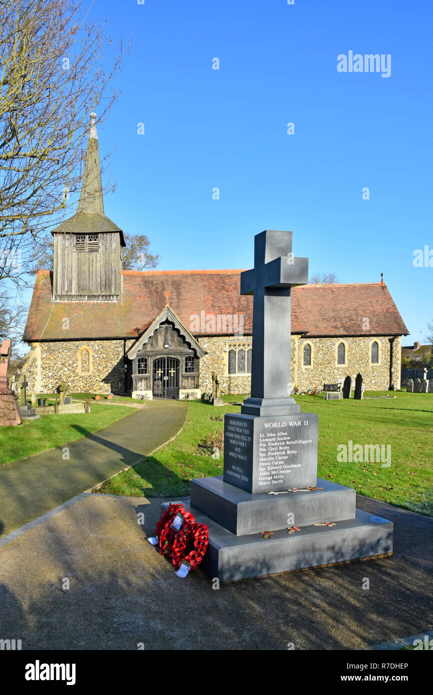 Copia dello spazio sul cielo blu vista villaggio inglese della chiesa di Inghilterra religione con torre e portico ghirlanda di papavero War Memorial Doddinghurst Brentwood Essex REGNO UNITO Foto Stock