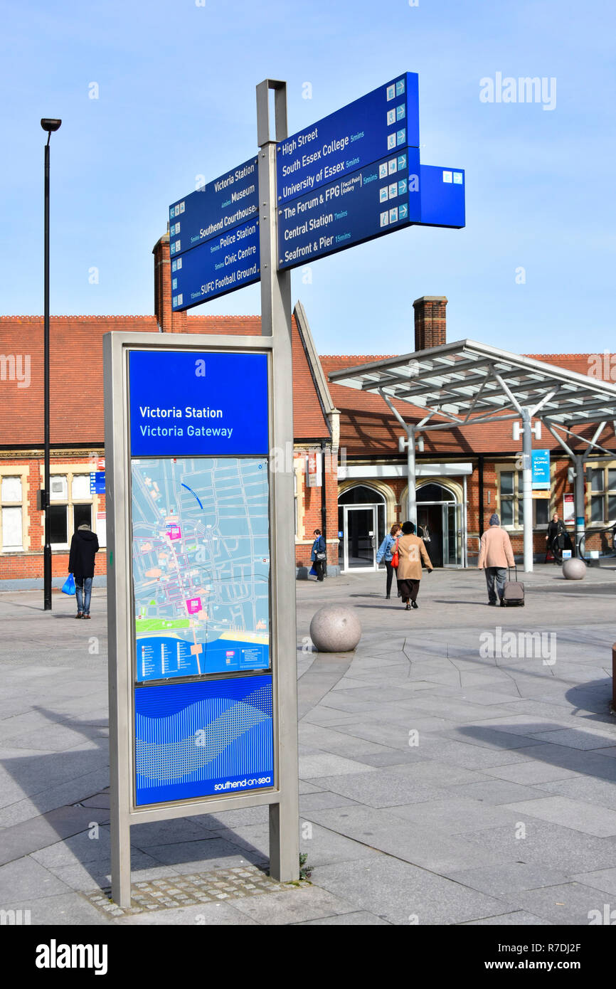 Informazioni turistiche Centro balneare destinazioni locali sulla segnaletica stradale e mappa presso la stazione ferroviaria di Victoria gateway Southend on Sea Essex REGNO UNITO Foto Stock