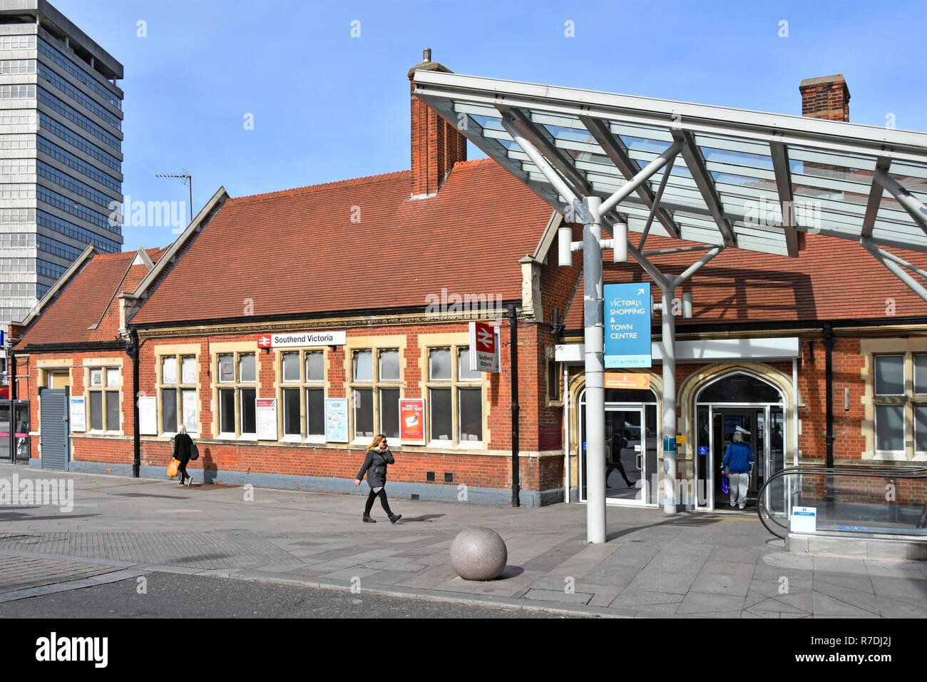 Facciata entrata a Southend stazione ferroviaria di Victoria l' accesso dei passeggeri dei mezzi di trasporto pubblico maggiore Anglia itinerari in treno a Londra dalla Essex England Regno Unito Foto Stock