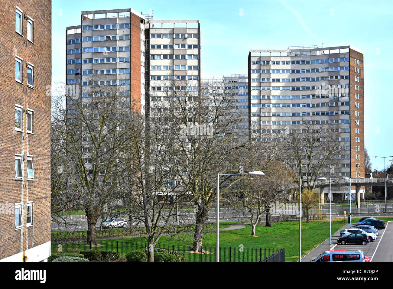 Case e appartamenti a più piani facenti parte di una tenuta residenziale oltre gli alberi invernali vicino al centro della città di Southend on Sea Essex Inghilterra Regno Unito Foto Stock