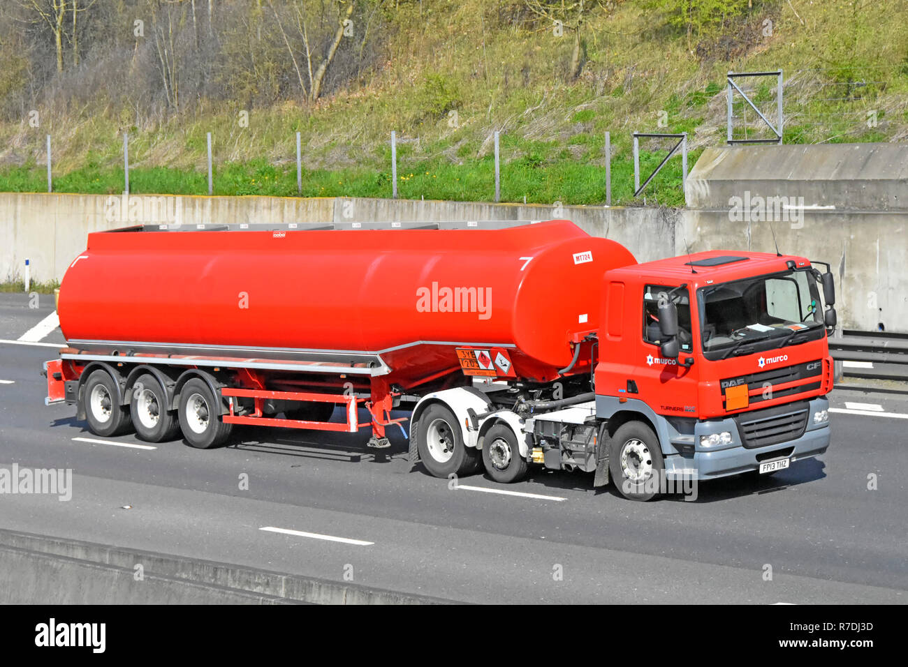 Murco rosso della logistica del trasporto di mezzi pesanti e camion articolati della catena di alimentazione il trasporto di carburante diesel benzina tanker consegna autostrada camion Essex England Regno Unito Foto Stock