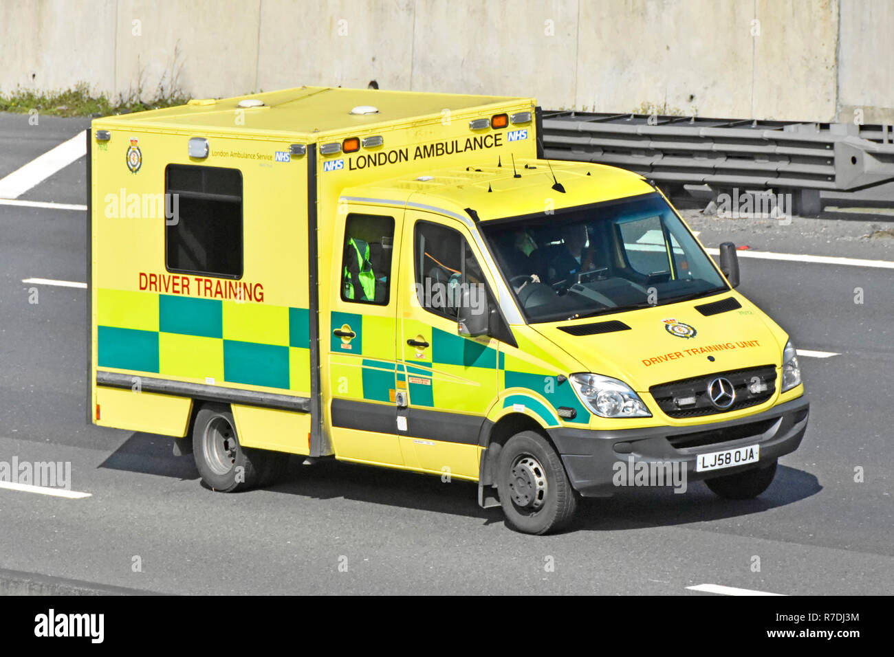Modificato London NHS autista di ambulanza formazione & istruzione veicolo per l'istruzione pratica di apprendimento sessione di guida su autostrada M25, Essex England Regno Unito Foto Stock