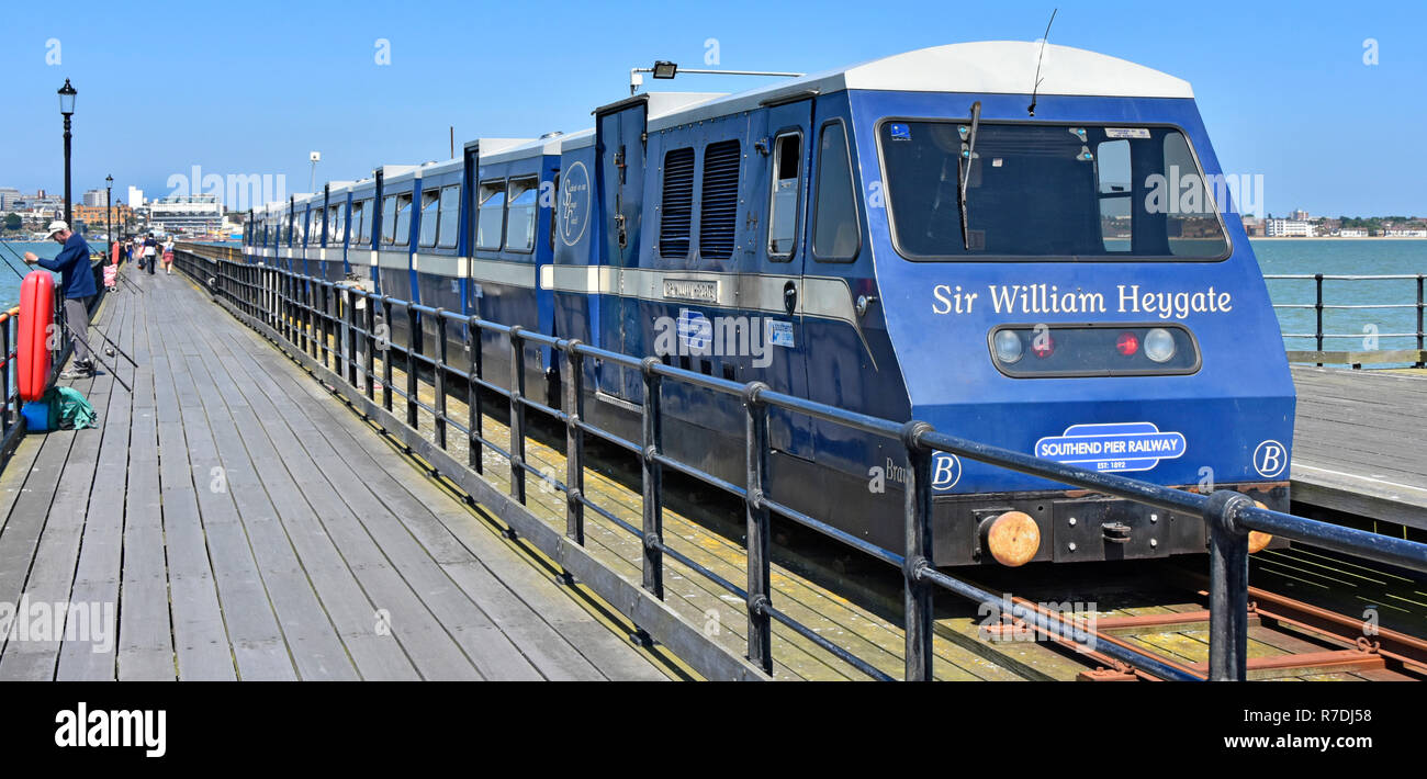 Celebre estuario del Tamigi Southend Pier trasporto pubblico railway & treno tornando alla lontana Southend on Sea costa balneare Essex England Regno Unito Foto Stock