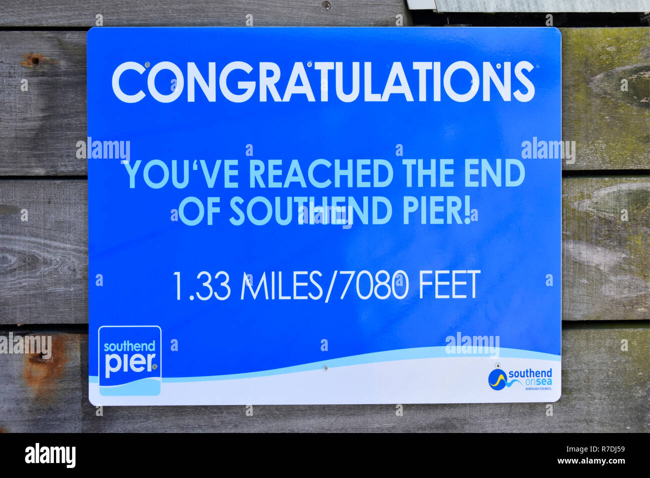 Congratulazioni segno per gli escursionisti sulla famosa lunga distanza piacere pier nel mondo a Southend on sea River Thames Estuary seaside Essex England Regno Unito Foto Stock