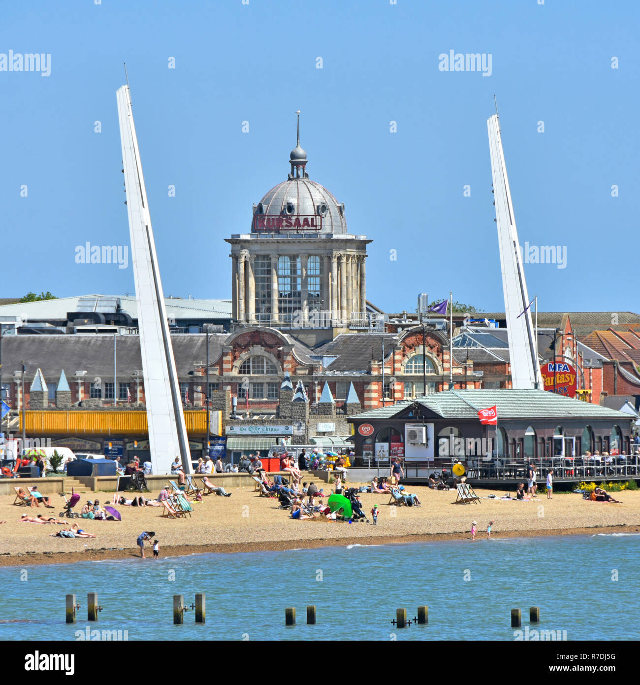 Southend on Sea Blue Sky presso la spiaggia privata del famoso parco divertimenti Victorian Kursaal accanto all'estuario del Tamigi Southend Essex Inghilterra Regno Unito Foto Stock