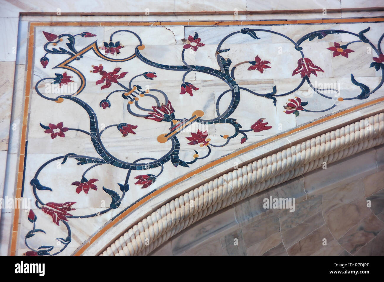 Motivi vegetali del Taj Mahal esterno in Agra, Uttar Pradesh, India. Le decorazioni esterne del Taj Mahal sono tra i più belli di architettura di Mughal Foto Stock