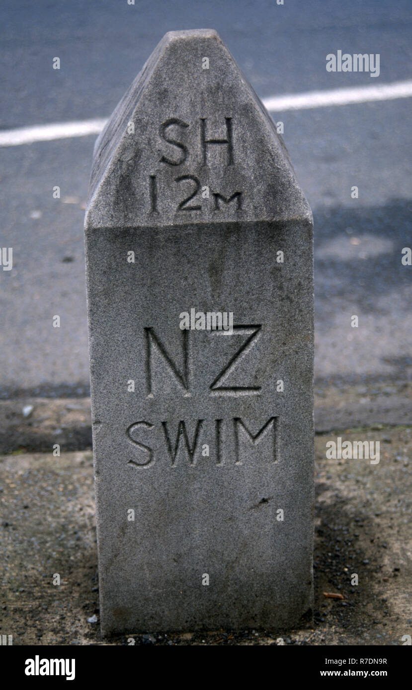 Vecchia strada pietra miliare numerati marcatori sono stati una volta posto a fianco della strada fornendo le distanze tra i luoghi Foto Stock