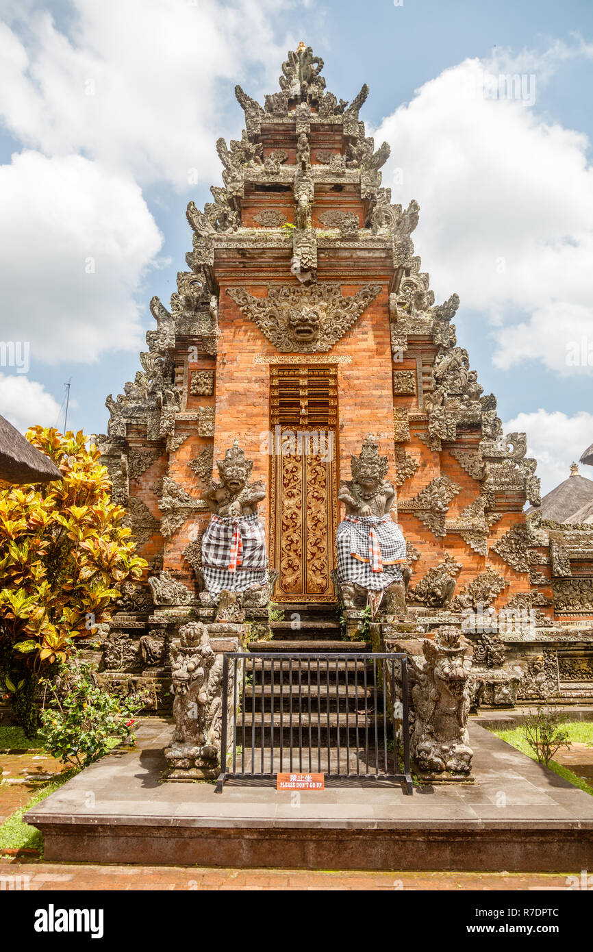 Cancelli Paduraksa di Balinese tempio indù Pura Puseh Desa Batuan, Kabupaten Gianyar, Bali, Indonesia Foto Stock