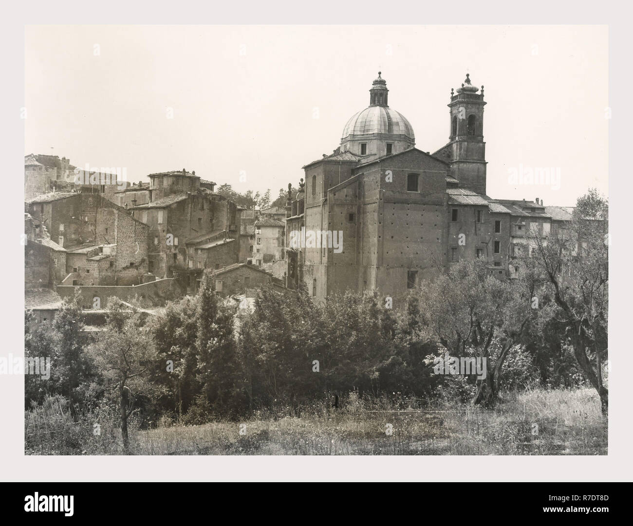 Lazio Viterbo Ronciglione Ss. Pietro e Caterina, questa è la mia Italia, il paese italiano di storia visiva, Post-architettura medievale, scultura, tabernacolo, pittura, affreschi sul soffitto. Il Duomo è una struttura barocca costruire secondo un disegno di Pietro da Cortona. La facciata è stata ristrutturata nel XVII secolo da Carlo Rainaldi 1671-1695, e il campanile fu aggiunto nel 1734. Su di un altare del transetto è collocato un Trittico del Salvatore, raffiguranti Cristo, la Vergine e san Giovanni. Il trittico, da Gabriele di Francesco di Viterbo, risale al XV secolo. Direttamente sopra l altare è un dipinto di Foto Stock