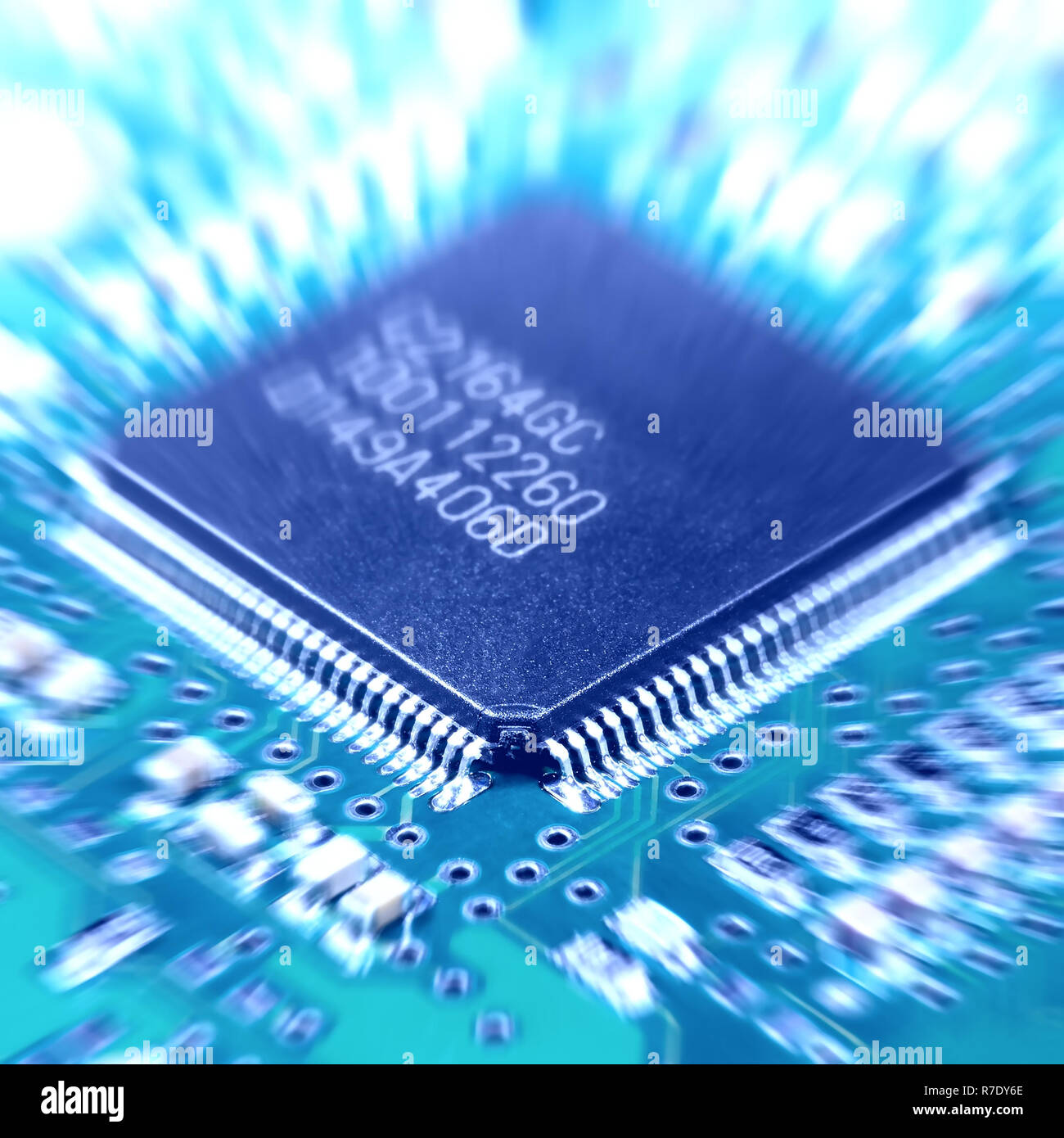 Microchip close-up con sfocatura radiale. Abstract background tecnico Foto Stock