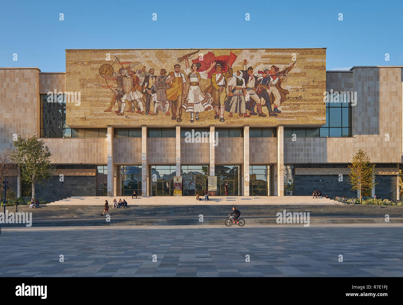 Il mosaico albanese su un edificio nella piazza principale della città di Tirana Foto Stock