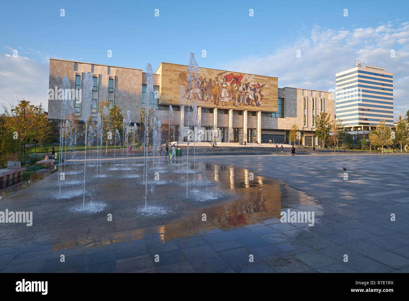 Il mosaico albanese su un edificio nella piazza principale della città di Tirana Foto Stock