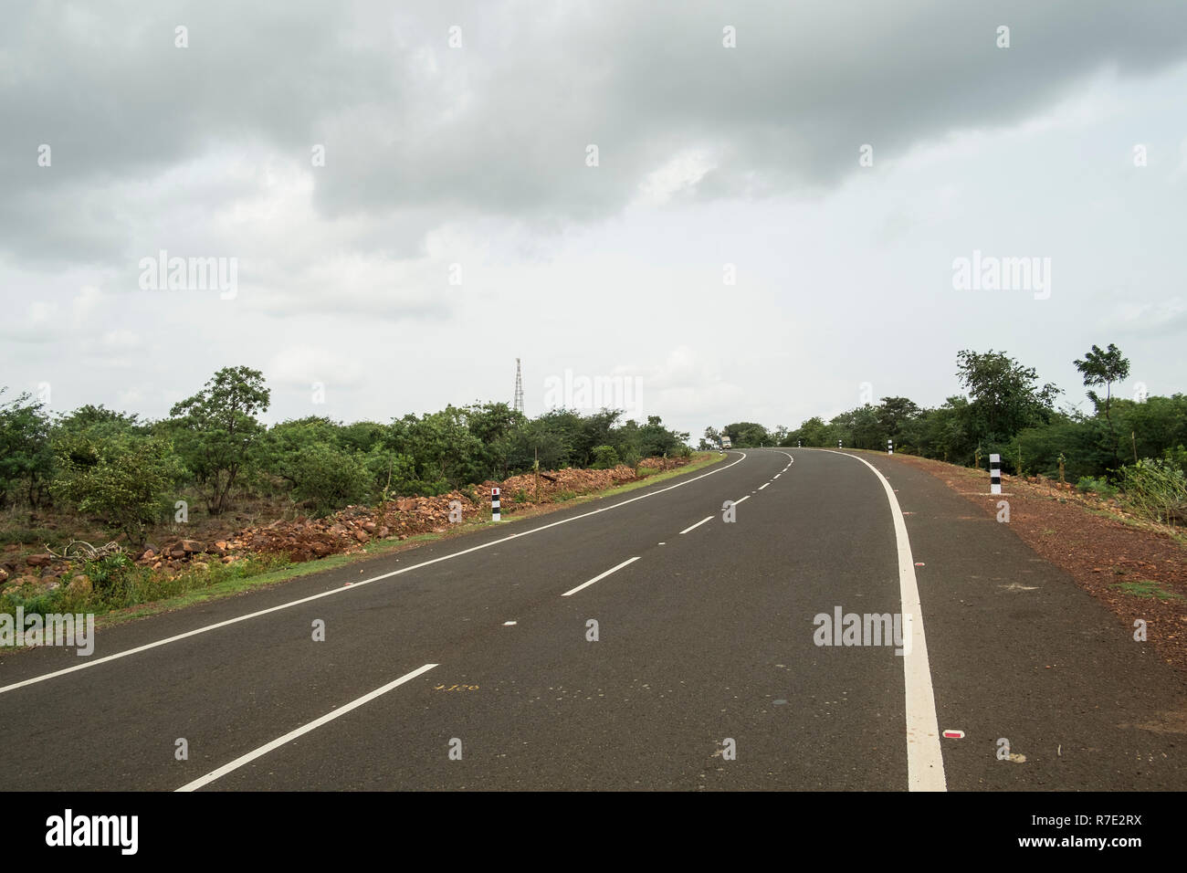 Lungo una strada statale in Karnataka, in India i monsoni. Foto Stock