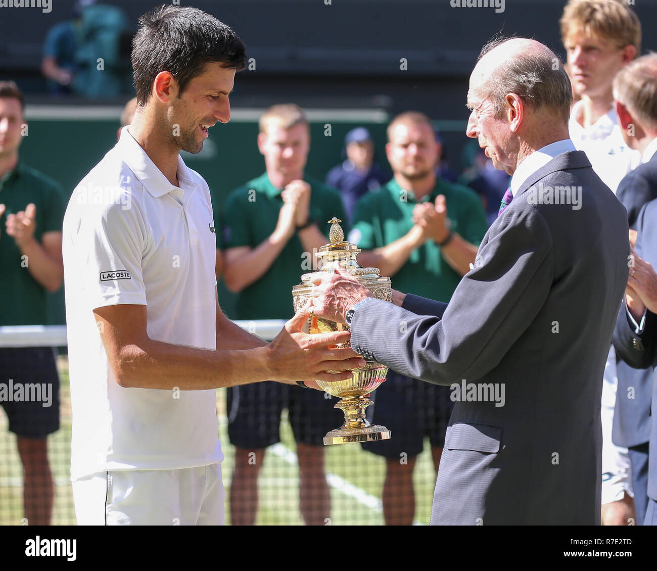 Lettore serbo Novak Djokovic e il Duca di Kent durante la presentazione del trofeo a Wimbledon, Londra, Regno Unito. Foto Stock