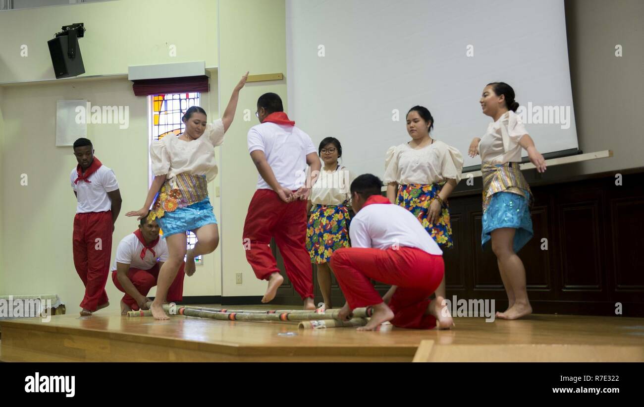 SASEBO, Giappone (17 maggio 2017) i membri dell'Associazione Filipino-American eseguire una danza tinikling comandante di bordo, U.S. Le attività della flotta Sasebo Maggio 17, 2017. La danza era parte di un asiatico e del Pacifico Islander Heritage mese di presentazione. Foto Stock