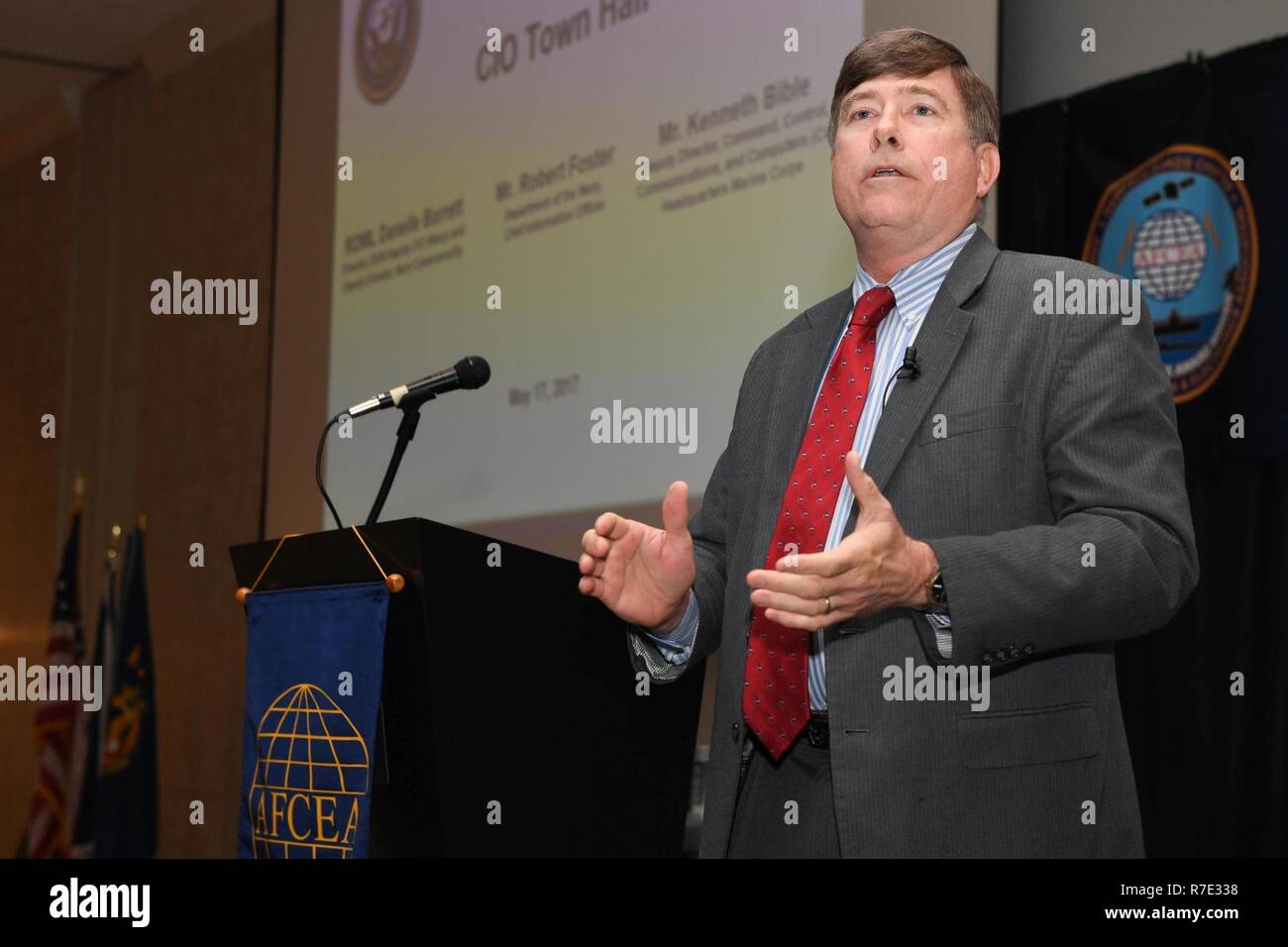 NORFOLK (Maggio 17th, 2017) - Il Sig. Robert Foster, dipartimento della marina chief information officer, parla al DON IT Conference. Lo scopo della conferenza è condividere le informazioni sulle nuove ed emergenti nel criterio IT e iniziative. Foto Stock