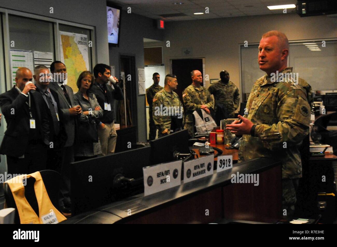 La Georgia Esercito Nazionale Guardsman Lt. Col. Marc E. Belscamper, il direttore delle operazioni nazionali, mutandine i dirigenti senior di Gwinnett County Public School System sulla Georgia la Guardia Nazionale Centro operativo comune della capacità a Creta La Guardia Nazionale Centro in Marietta, Ga., il Nov 27, 2018. Belscamper ha fornito anche l'amministrazione informazioni aggiuntive sulle opportunità che la Georgia la guardia nazionale è in grado di fornire per i loro studenti in futuro. Stati Uniti Esercito nazionale Guard Foto Stock