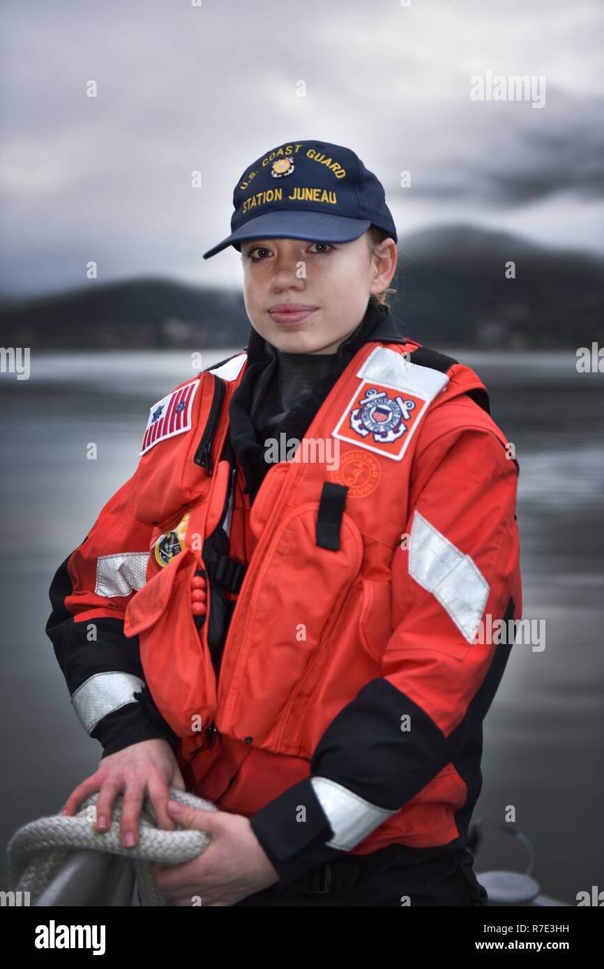 Marinaio Cheyenne Gorslene, gestisce la linea spingendo fuori dal molo al di fuori della stazione della Guardia Costiera Juneau, Alaska, nov. 27, 2018. Gorslene era già in corso con un equipaggio di produzione da Country Music Television che sono state riprese di un segmento di aria in dicembre. Stati Uniti Coast Guard Foto Stock