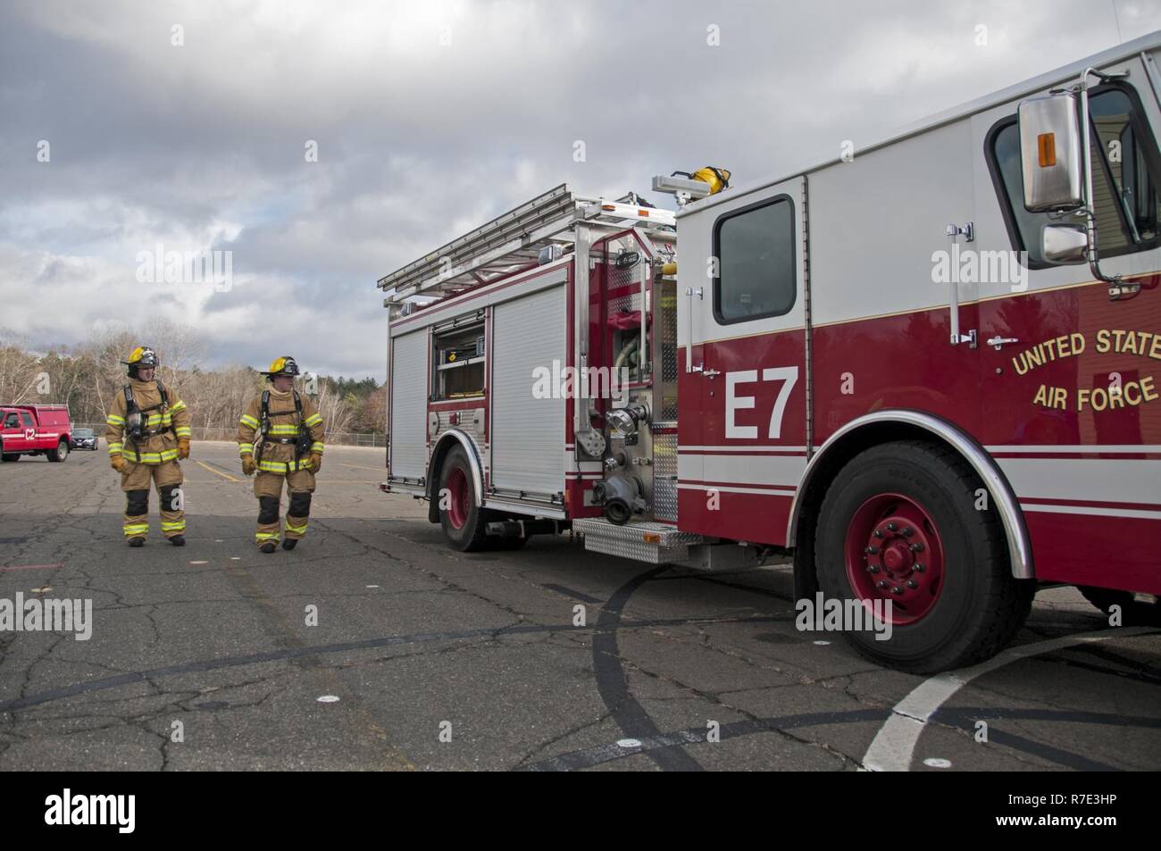 104Th Ingegneria Civile Squadron vigili del fuoco vivo comportamento strutturale di formazione antincendio nov. 27, 2018 presso Barnes Air National Guard Base, Massachusetts. La formazione garantisce la Fire Attack team sono preparati a rispondere a eventuali incendi sulla base o nella comunità circostante. Foto Stock