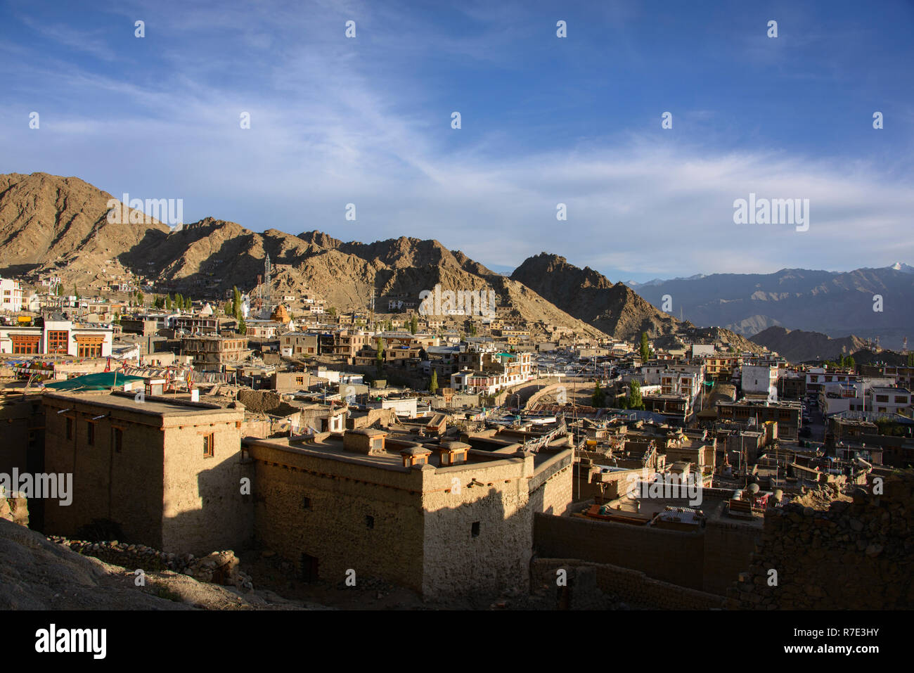 Vista della città di Leh, Stok Kangri e la gamma di Ladakh, Leh, Ladakh, India Foto Stock