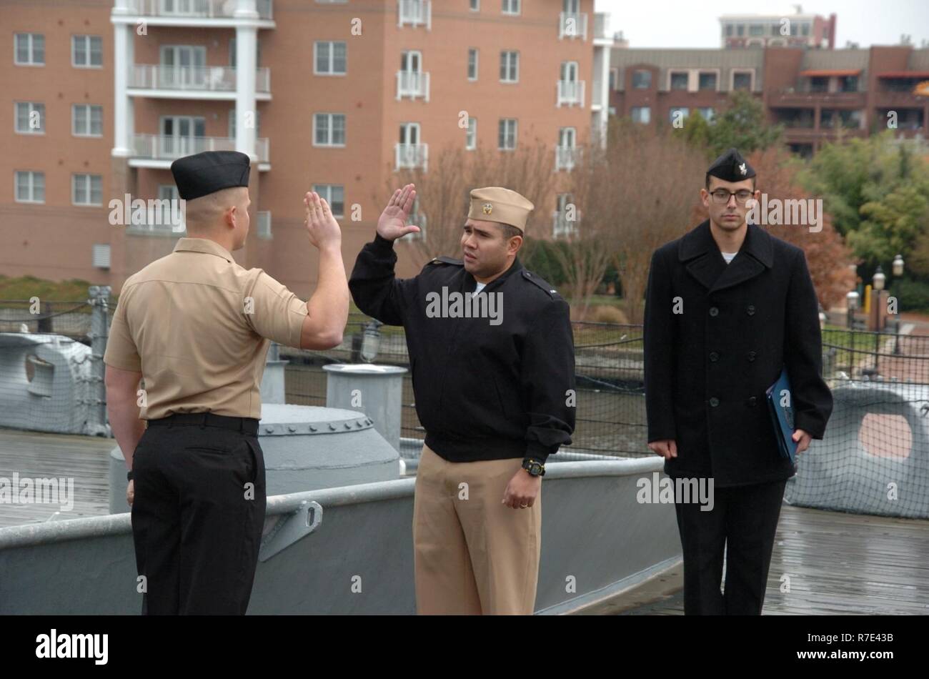 Il Hampton Roads Museo Navale ha ospitato un re-arruolamento cerimonia a bordo della USS Wisconsin (BB 64); GM2(SW) Andrew Michael Shotts, dalla spiaggia di unità master due, basata a JEB Little Creek, Fort Story in Virginia Beach, Virginia re-arruolato nella parte anteriore dei membri del suo comando e la sua famiglia. Il museo ospita le cerimonie militari l'anno per l'area comandi gratuitamente a bordo della USS Wisconsin (BB 64) e la loro galleria. Foto Stock