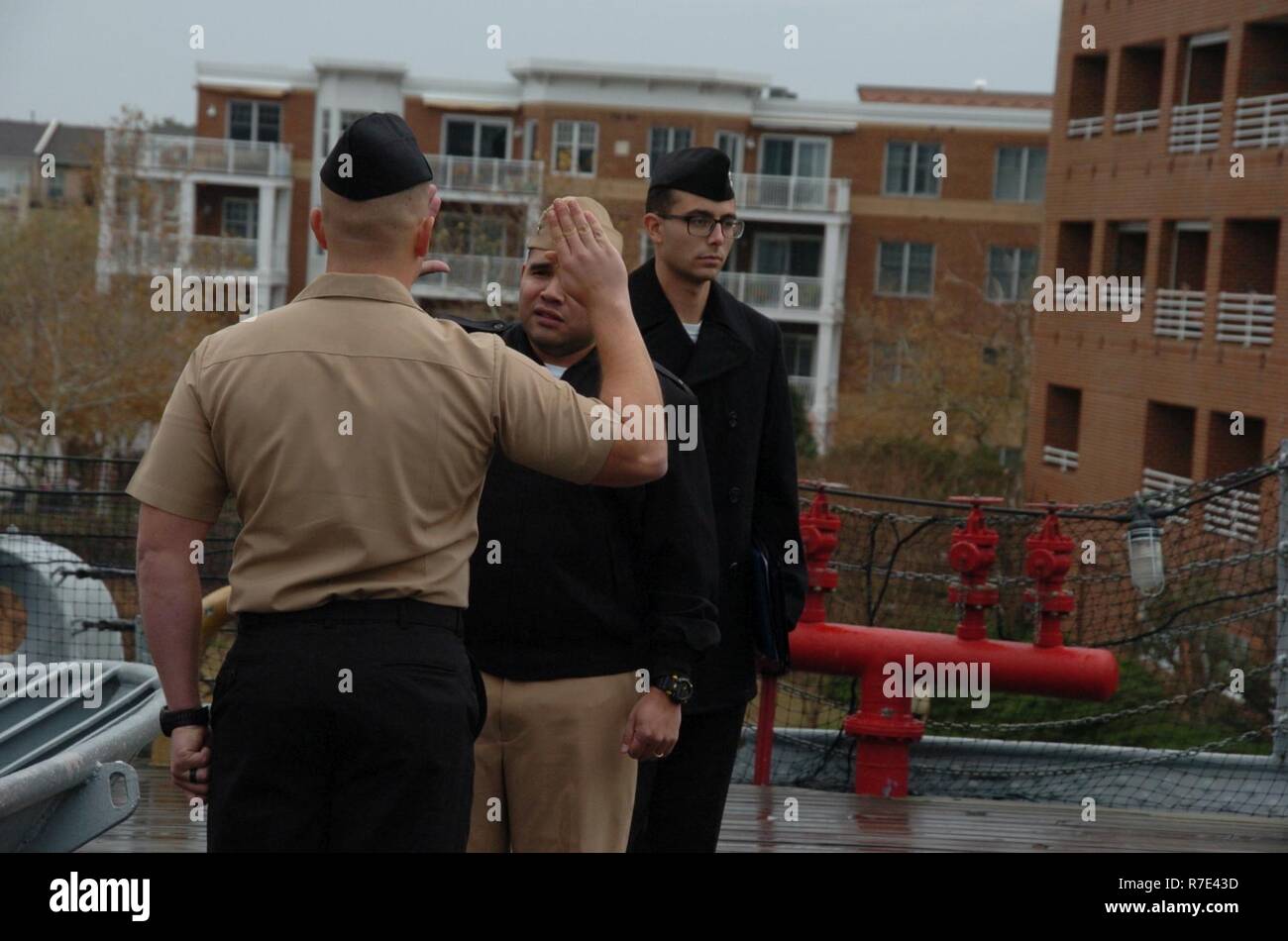 Il Hampton Roads Museo Navale ha ospitato un re-arruolamento cerimonia a bordo della USS Wisconsin (BB 64); GM2(SW) Andrew Michael Shotts, dalla spiaggia di unità master due, basata a JEB Little Creek, Fort Story in Virginia Beach, Virginia re-arruolato nella parte anteriore dei membri del suo comando e la sua famiglia. Il museo ospita le cerimonie militari l'anno per l'area comandi gratuitamente a bordo della USS Wisconsin (BB 64) e la loro galleria. Foto Stock