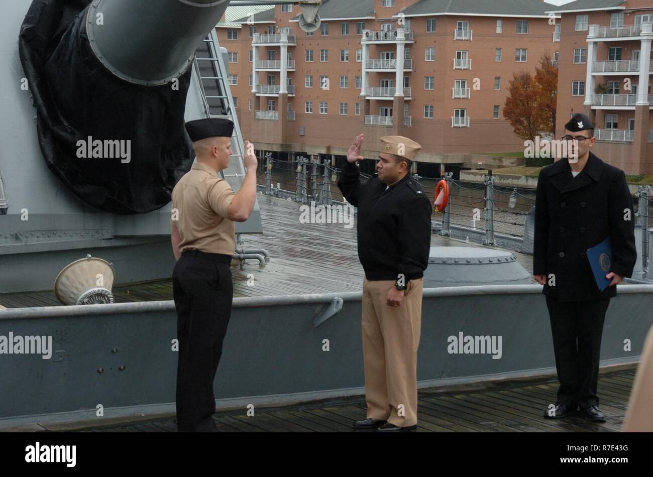 Il Hampton Roads Museo Navale ha ospitato un re-arruolamento cerimonia a bordo della USS Wisconsin (BB 64); GM2(SW) Andrew Michael Shotts, dalla spiaggia di unità master due, basata a JEB Little Creek, Fort Story in Virginia Beach, Virginia re-arruolato nella parte anteriore dei membri del suo comando e la sua famiglia. Il museo ospita le cerimonie militari l'anno per l'area comandi gratuitamente a bordo della USS Wisconsin (BB 64) e la loro galleria. Foto Stock