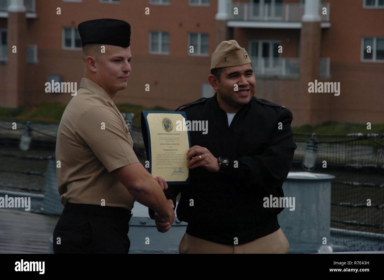 Il Hampton Roads Museo Navale ha ospitato un re-arruolamento cerimonia a bordo della USS Wisconsin (BB 64); GM2(SW) Andrew Michael Shotts, dalla spiaggia di unità master due, basata a JEB Little Creek, Fort Story in Virginia Beach, Virginia re-arruolato nella parte anteriore dei membri del suo comando e la sua famiglia. Il museo ospita le cerimonie militari l'anno per l'area comandi gratuitamente a bordo della USS Wisconsin (BB 64) e la loro galleria. Foto Stock