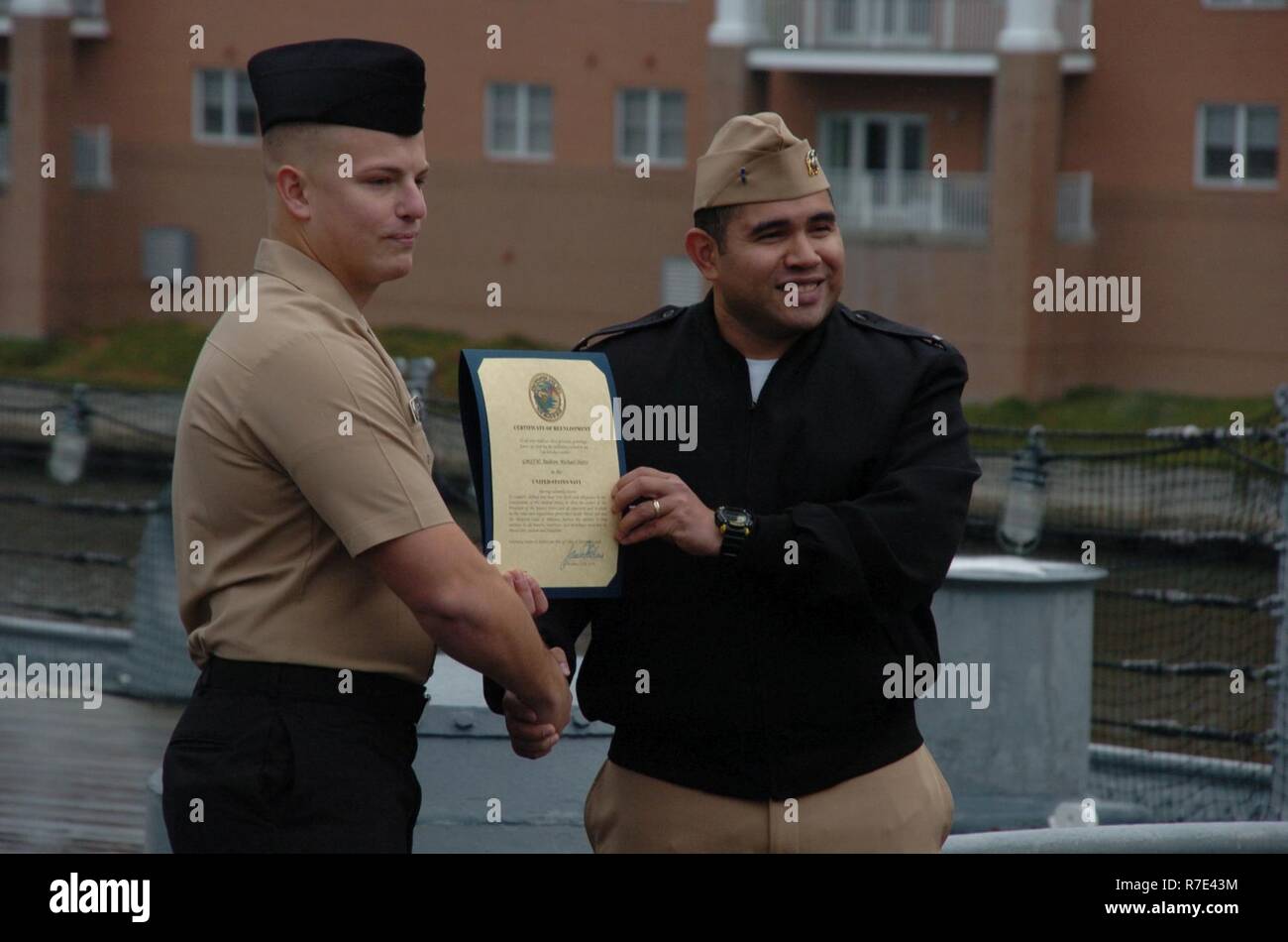 Il Hampton Roads Museo Navale ha ospitato un re-arruolamento cerimonia a bordo della USS Wisconsin (BB 64); GM2(SW) Andrew Michael Shotts, dalla spiaggia di unità master due, basata a JEB Little Creek, Fort Story in Virginia Beach, Virginia re-arruolato nella parte anteriore dei membri del suo comando e la sua famiglia. Il museo ospita le cerimonie militari l'anno per l'area comandi gratuitamente a bordo della USS Wisconsin (BB 64) e la loro galleria. Foto Stock