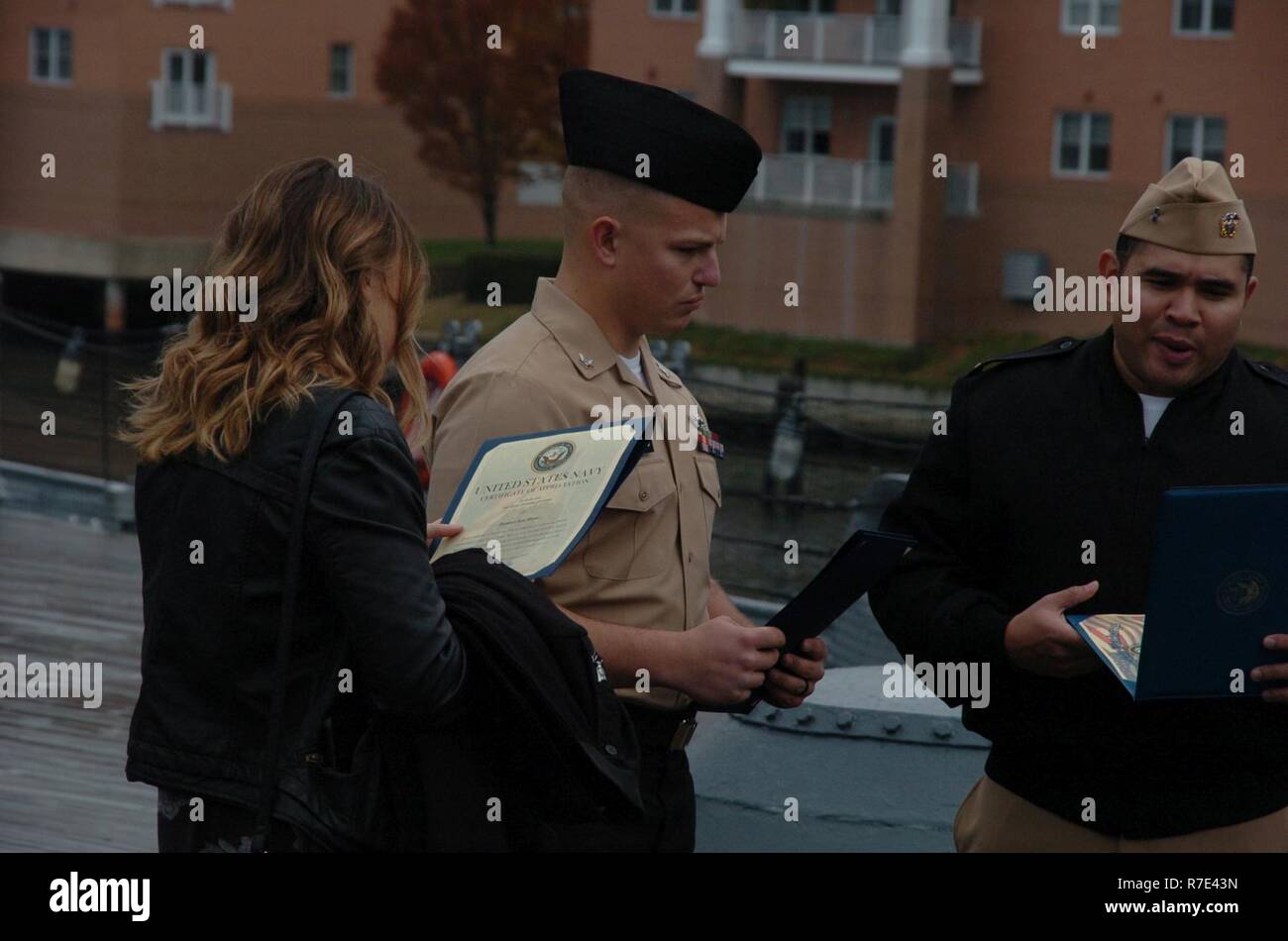 Il Hampton Roads Museo Navale ha ospitato un re-arruolamento cerimonia a bordo della USS Wisconsin (BB 64); GM2(SW) Andrew Michael Shotts, dalla spiaggia di unità master due, basata a JEB Little Creek, Fort Story in Virginia Beach, Virginia re-arruolato nella parte anteriore dei membri del suo comando e la sua famiglia. Il museo ospita le cerimonie militari l'anno per l'area comandi gratuitamente a bordo della USS Wisconsin (BB 64) e la loro galleria. Foto Stock
