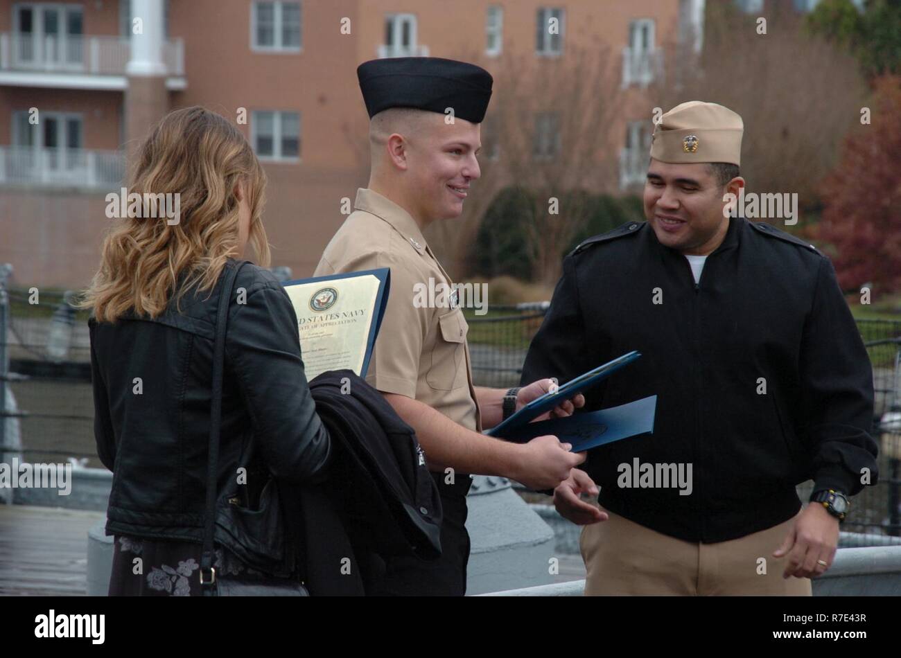 Il Hampton Roads Museo Navale ha ospitato un re-arruolamento cerimonia a bordo della USS Wisconsin (BB 64); GM2(SW) Andrew Michael Shotts, dalla spiaggia di unità master due, basata a JEB Little Creek, Fort Story in Virginia Beach, Virginia re-arruolato nella parte anteriore dei membri del suo comando e la sua famiglia. Il museo ospita le cerimonie militari l'anno per l'area comandi gratuitamente a bordo della USS Wisconsin (BB 64) e la loro galleria. Foto Stock