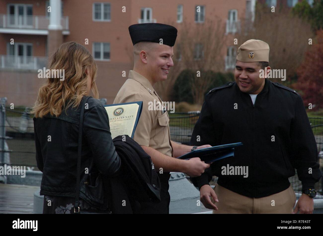 Il Hampton Roads Museo Navale ha ospitato un re-arruolamento cerimonia a bordo della USS Wisconsin (BB 64); GM2(SW) Andrew Michael Shotts, dalla spiaggia di unità master due, basata a JEB Little Creek, Fort Story in Virginia Beach, Virginia re-arruolato nella parte anteriore dei membri del suo comando e la sua famiglia. Il museo ospita le cerimonie militari l'anno per l'area comandi gratuitamente a bordo della USS Wisconsin (BB 64) e la loro galleria. Foto Stock